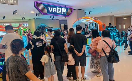 国庆VR体验馆爆火！江门利和广场VR世界引爆体验经济，影动力售后成幕后功臣​